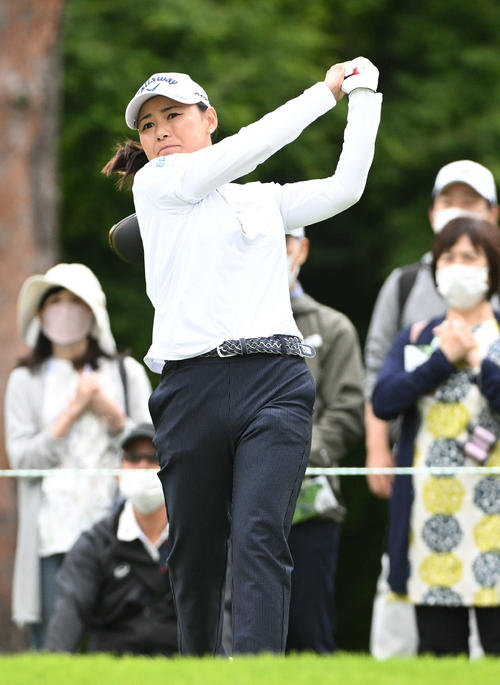 3番、ティーショットを放つ横峯（撮影・滝沢徹郎）