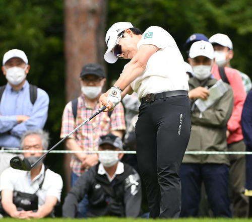 3番、ティーショットを放つ申ジエ（撮影・滝沢徹郎）