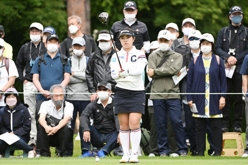 3番、ティーショットに臨む山下（撮影・滝沢徹郎）