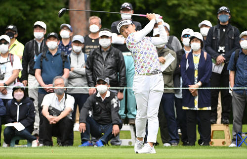3番、ティーショットを放つ有村（撮影・滝沢徹郎）
