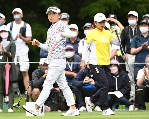 3番、ティーショットを放った有村（左）と西郷（撮影・滝沢徹郎）