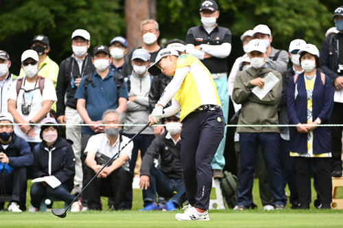 3番、ティーショットを放つ西郷（撮影・滝沢徹郎）