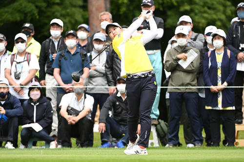 3番、ティーショットを放つ西郷（撮影・滝沢徹郎）