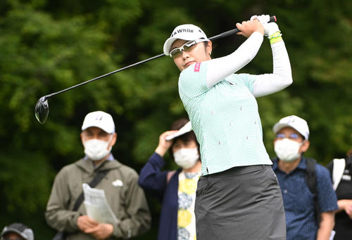 3番、ティーショットを放つ藤田（撮影・滝沢徹郎）