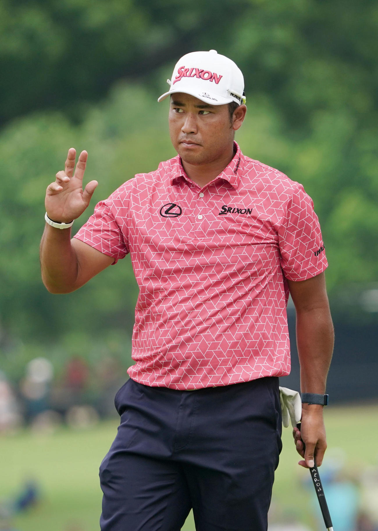 第2ラウンド、5番でバーディーを決め、拍手に応える松山英樹。通算4オーバー（共同）