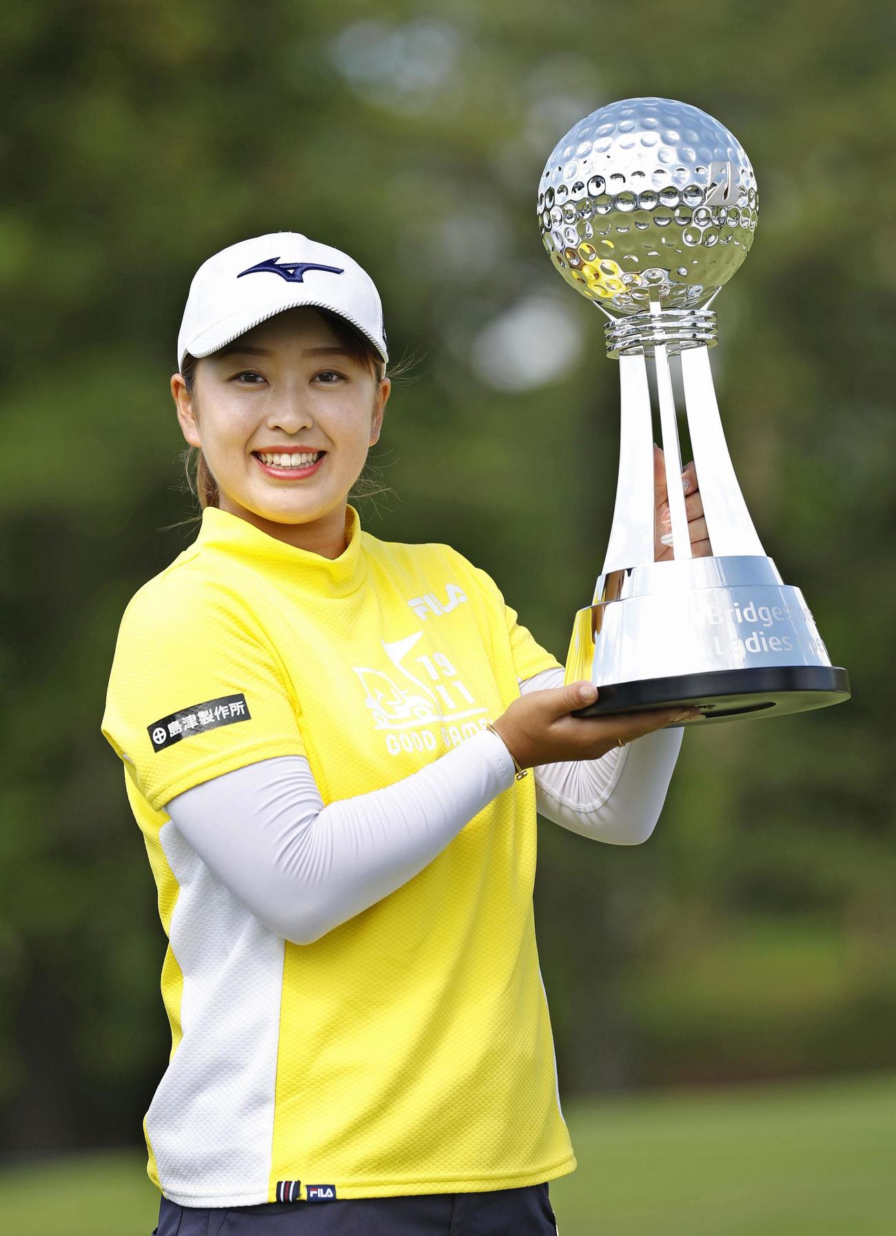 通算13アンダーで優勝した西郷真央（共同）