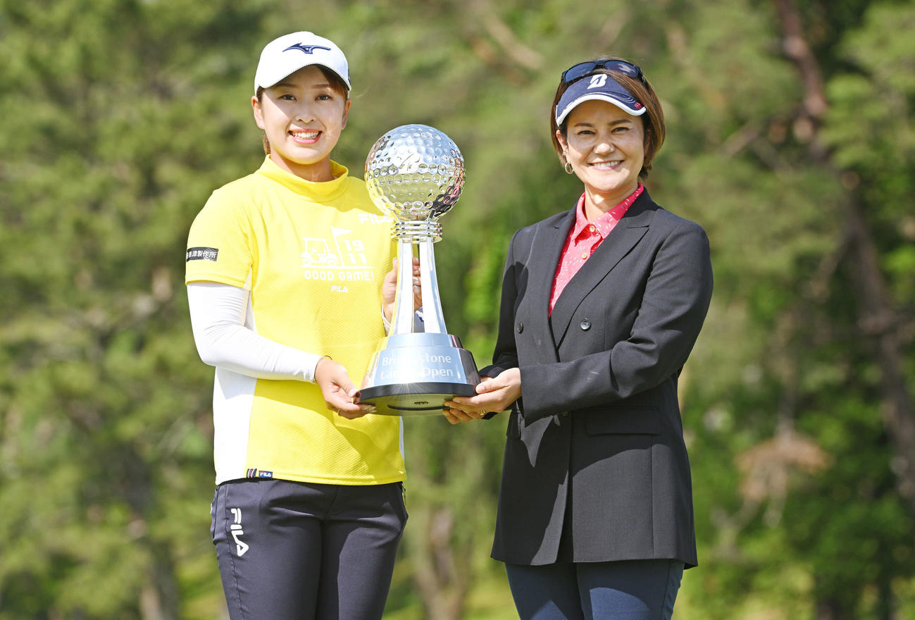 優勝カップを手に宮里藍さん（右）と笑顔で記念撮影する西郷（撮影・滝沢徹郎）