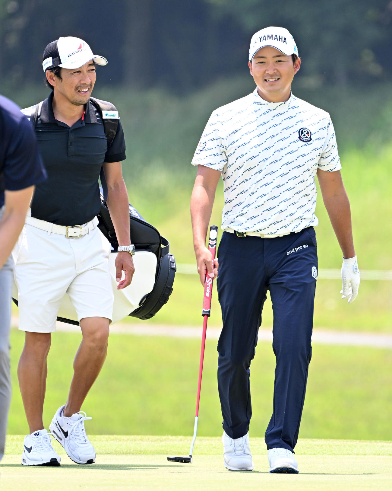 15番、今平（右）はグリーンで笑顔を見せる（撮影・前岡正明）
