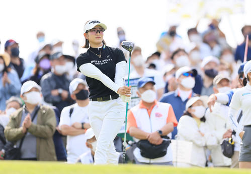 1番、ティーショットを放つ原（撮影・垰建太）