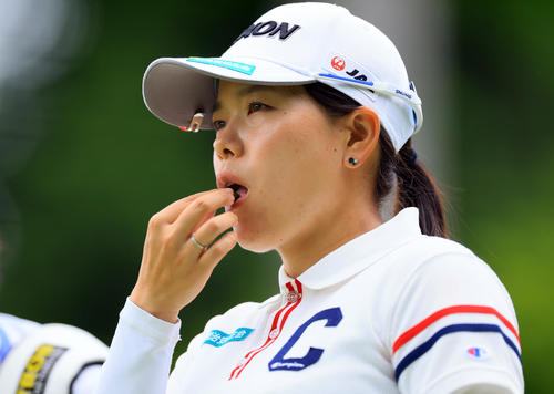 ティーショットを終え補食を口にする勝（撮影・垰建太）