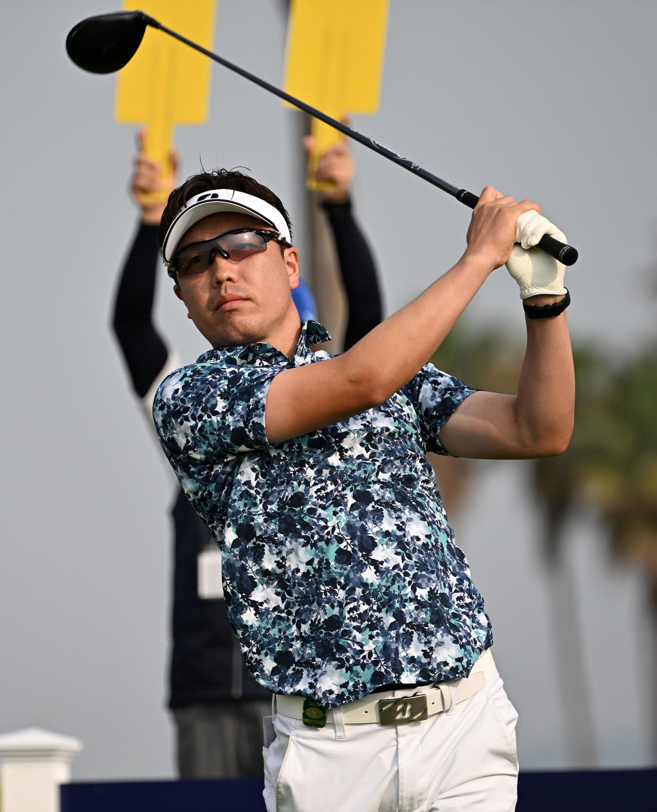 1番、ティーショットを放つ小西健（撮影・前岡正明）