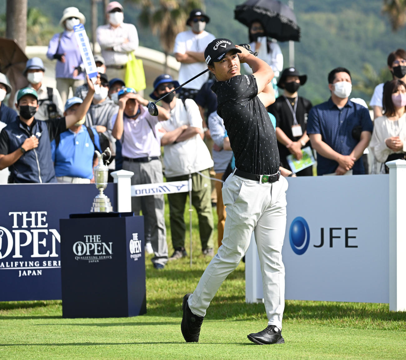 1番、ティーショットを放つ石川（撮影・前岡正明）