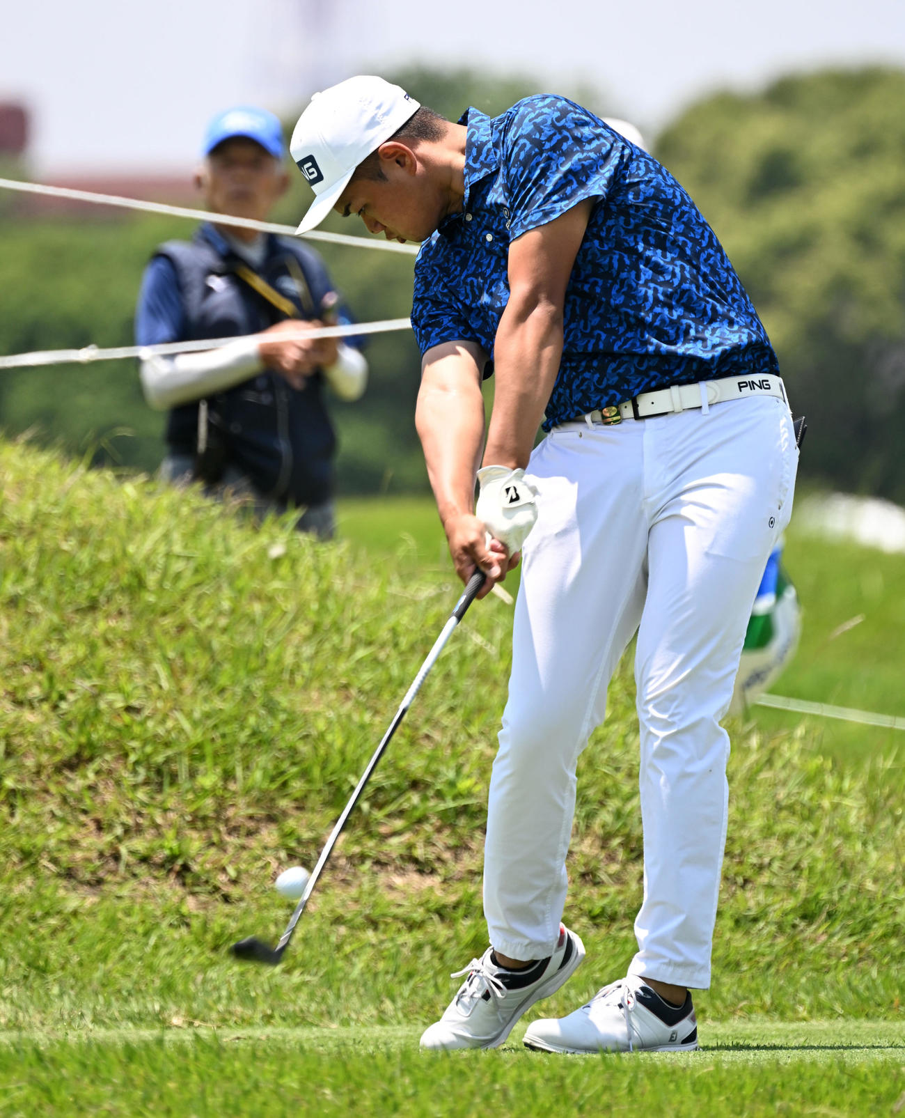 7番、ティーショットを放つ大岩（撮影・前岡正明）