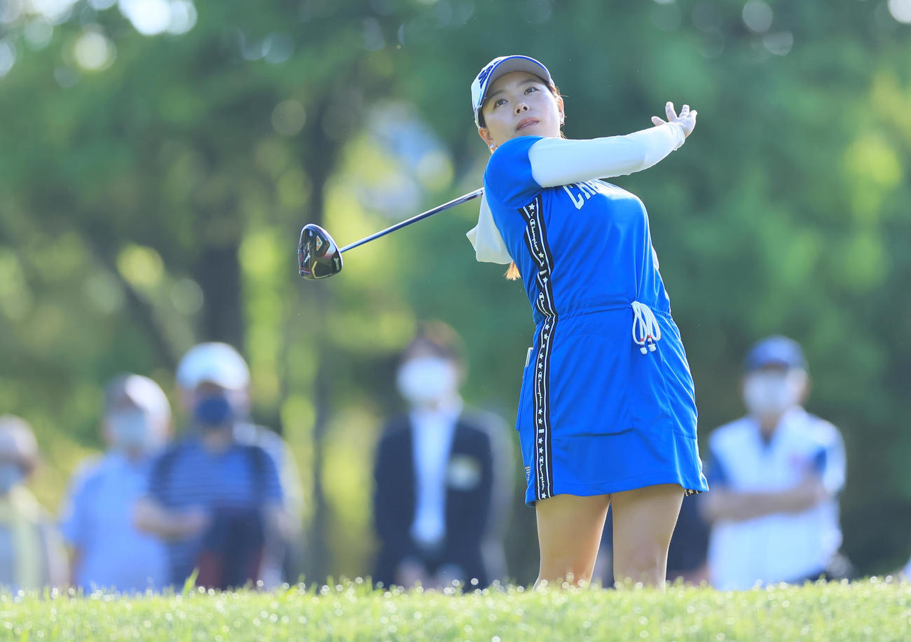 1番、ティーショットを放つ勝（撮影・垰建太）