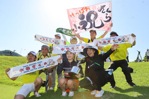 優勝を決めた小祝（前列中央）は母ひとみさん（同右）ら関係者と笑顔で写真に納まる（撮影・垰建太）
