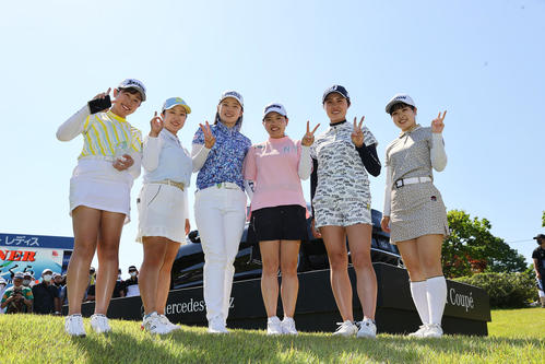 表彰式を前に写真に納まる、左から菅沼、阿部、辻、勝、大里、尾関（撮影・垰建太）