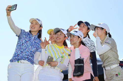 表彰式を前に写真に納まる、左から辻、阿部、菅沼、勝、大里、尾関（撮影・垰建太）
