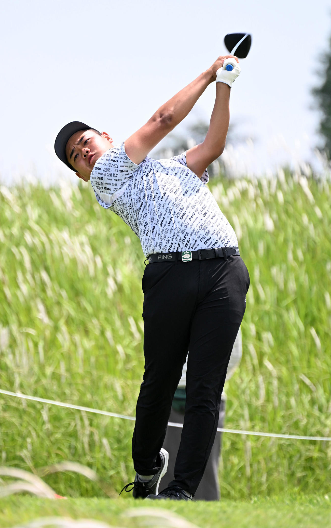 4番、ティーショットを放つ大岩（撮影・前岡正明）