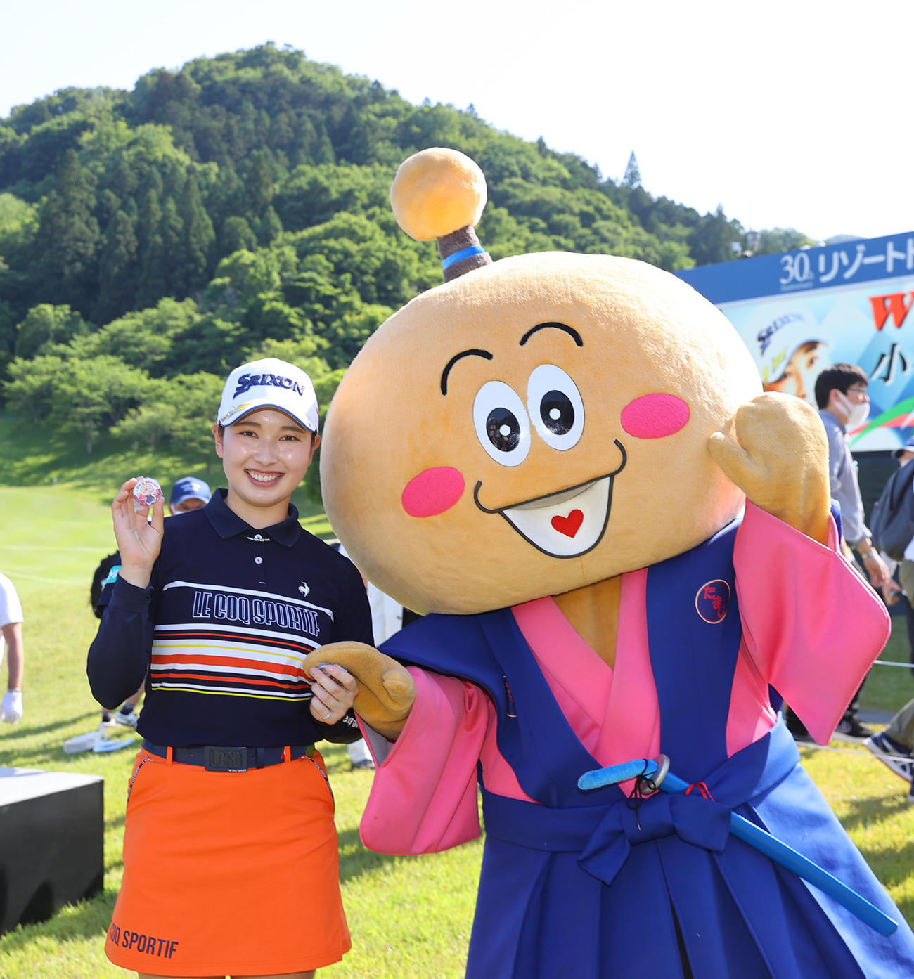 優勝を決めた小祝（左）は上野原市のご当地キャラクター「たまじまる」と記念写真に納まる（撮影・垰建太）
