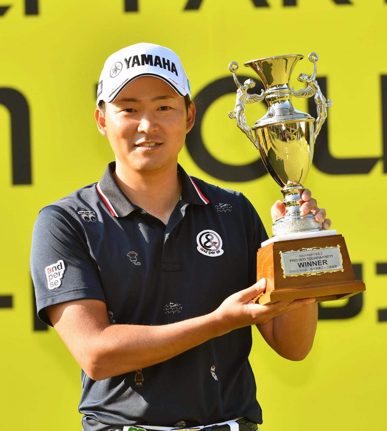 ゴルフパートナー・プロアマの優勝杯を掲げる今平（2022年5月22日撮影）