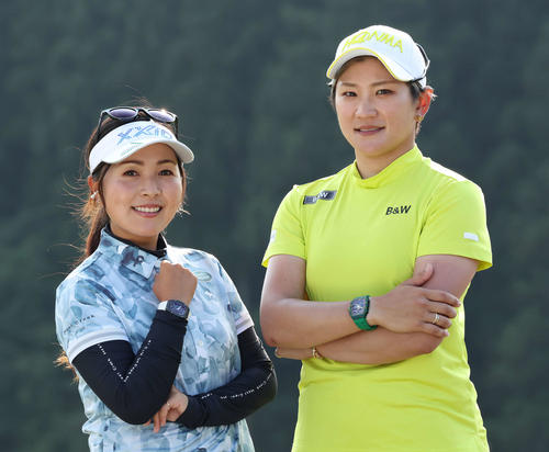 ポーズを決めて写真に納まるリシャールミル契約プロの成田（左）と青木（撮影・丹羽敏通）