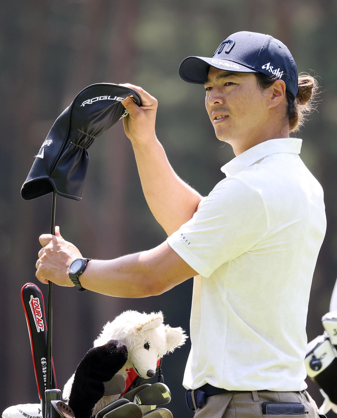 2番、ティーショット前、コースを見つめる石川（撮影・鈴木正人）