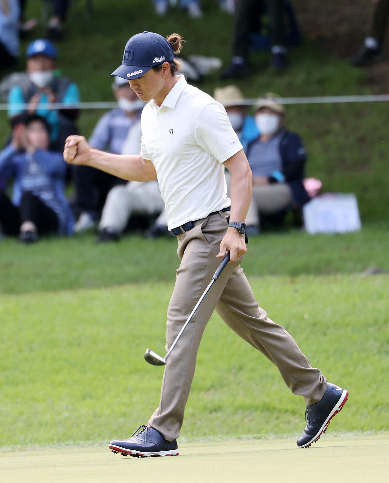 17番、バーディーパットを決めガッツポーズする石川（撮影・鈴木正人）