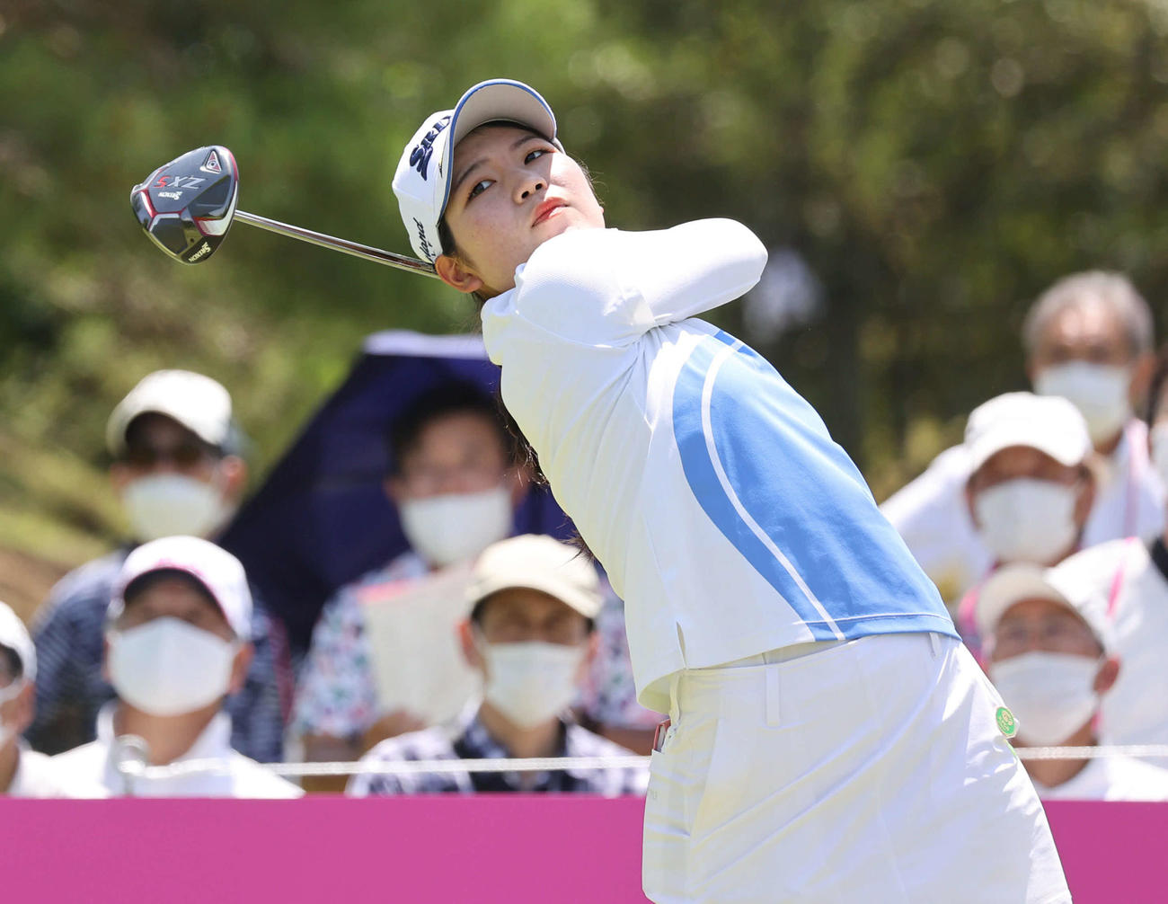 10番、ティーショットを放つ桜井心那　（撮影・渦原淳）