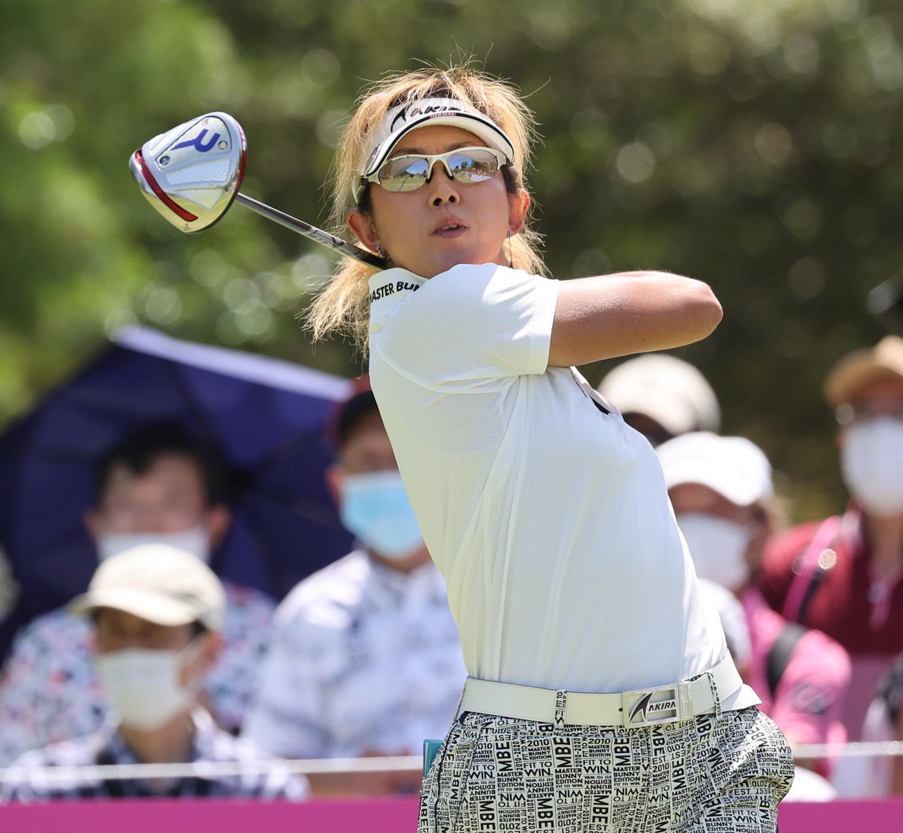 10番、ティーショットを放つ酒井千絵（撮影・渦原淳）