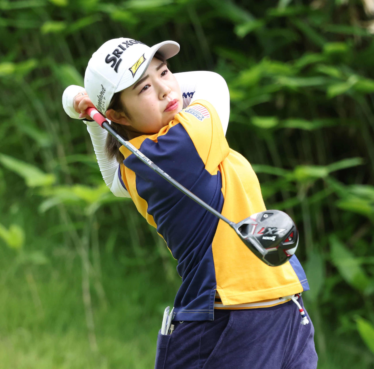 2番、ティーショットを放つ山下（撮影・丹羽敏通）