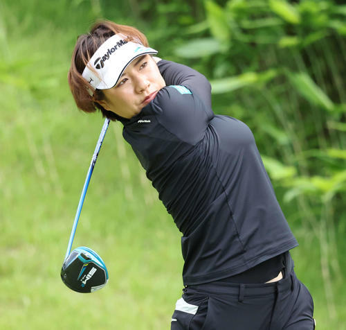 2番、ティーショットを放つ岡山（撮影・丹羽敏通）