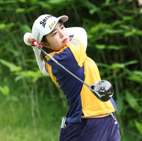2番、ティーショットを放つ山下（撮影・丹羽敏通）