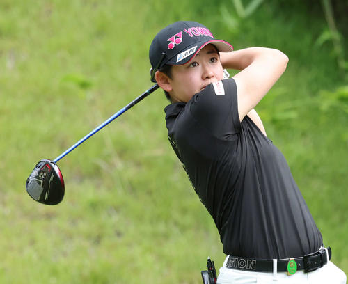 2番、ティーショットを放つ岩井明（撮影・丹羽敏通）