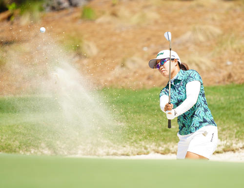 1番、バンカーショットを放つ畑岡（撮影・江口和貴）