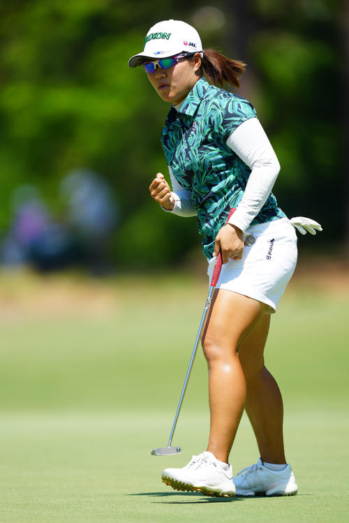 1番、バーディーでガッツポーズを見せる畑岡（撮影・江口和貴）