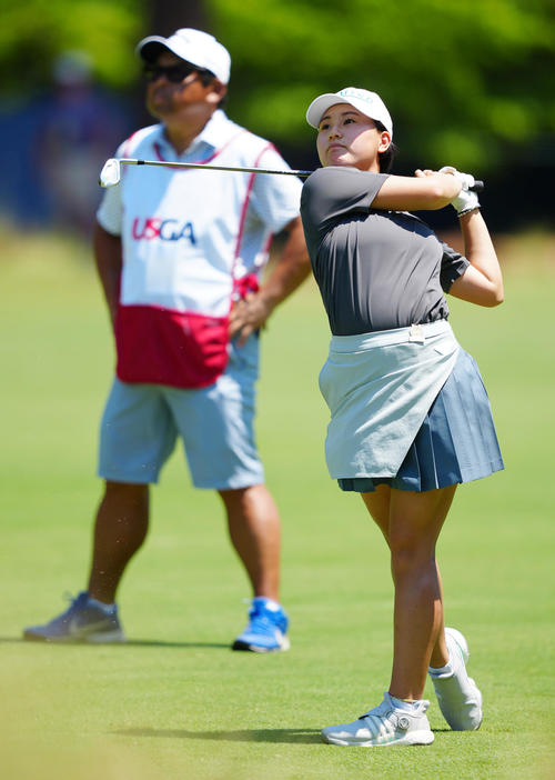 18番、2打目を放つアマチュアの伊藤（撮影・江口和貴）