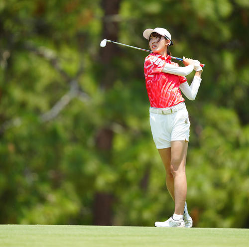 12番、アプローチショットを放つ馬場（撮影・江口和貴）