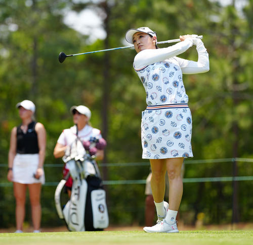 13番、ティーショットを放つ高木（撮影・江口和貴）