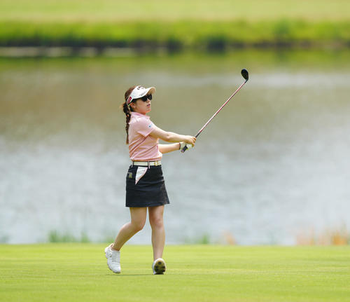 10番、2打目を放つ西村（撮影・江口和貴）