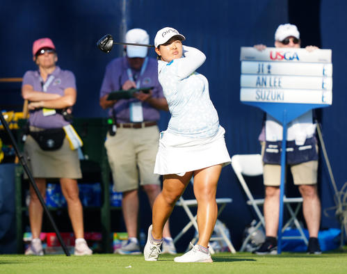 1番、ティーショットを放つ鈴木（撮影・江口和貴）