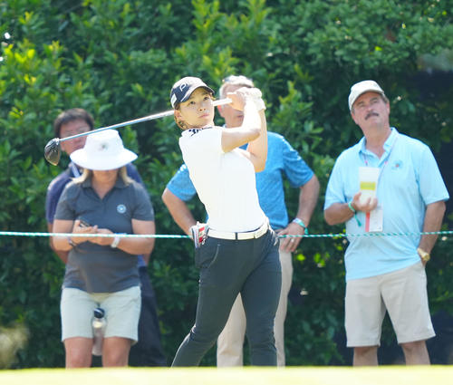 9番、ティーショットを放つ渋野（撮影・江口和貴）