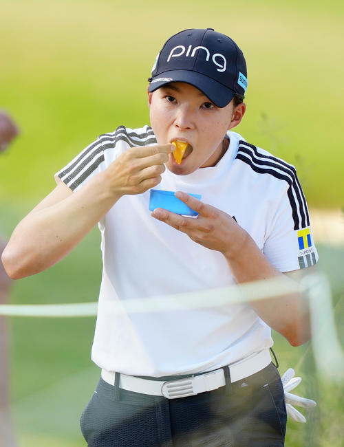 14番へ向かう途中、果物を食べる渋野（撮影・江口和貴）