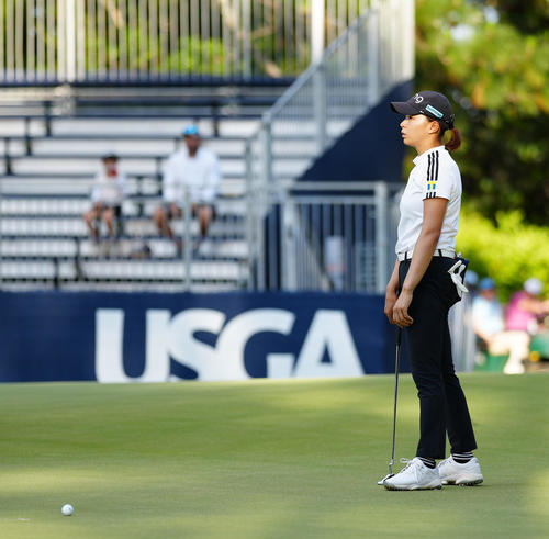 17番、パーパットを外し、厳しい表情の渋野（撮影・江口和貴）