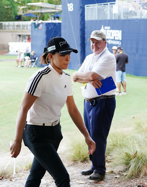 18番、5オーバーでホールアウトし、厳しい表情で引き揚げる渋野（左）（撮影・江口和貴）