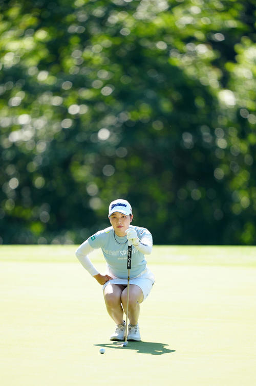 4番グリーンでラインを読む小祝（撮影・江口和貴）