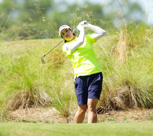 5番、ティーショットを放つ浜田（撮影・江口和貴）