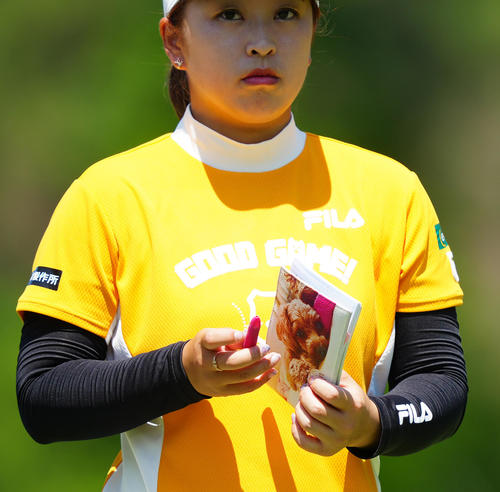 2番、ヤーデージブックを手にする西郷（撮影・江口和貴）