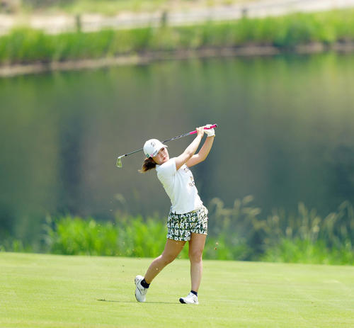 10番、2打目を放つ古江（撮影・江口和貴）