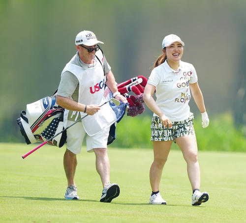 10番、笑顔を見せる古江（右）（撮影・江口和貴）