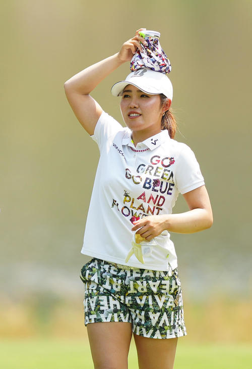 10番、アイシングで頭を冷やす古江（撮影・江口和貴）